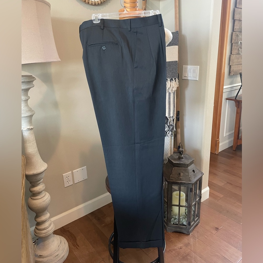 Perry Ellis travel lux, no iron nwt 36/34 dress slack with cuff.